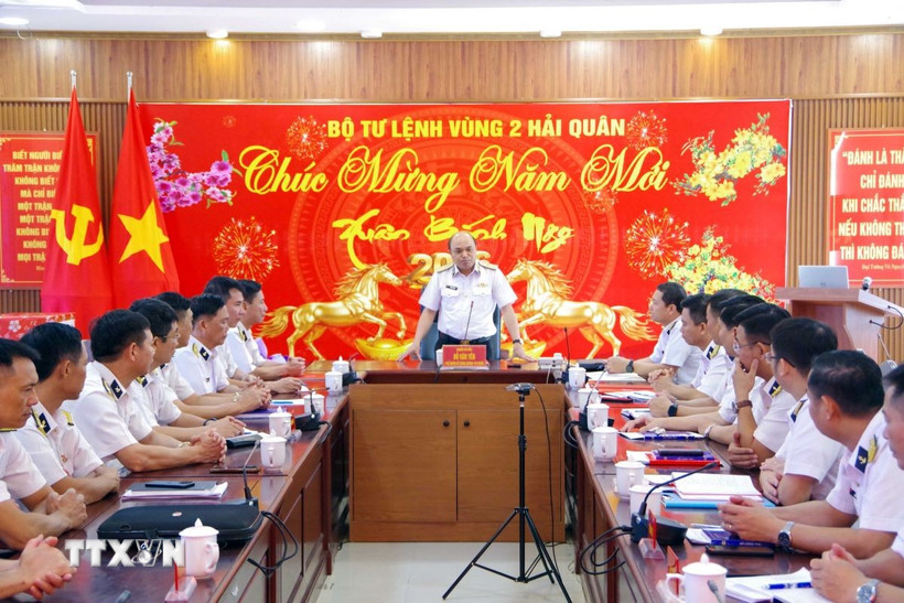 Chuẩn Đô đốc Đỗ Văn Yên, Phó Chính ủy Hải quân phát biểu tại buổi làm việc với Bộ Tư lệnh Vùng 2. (Ảnh: TTXVN phát)