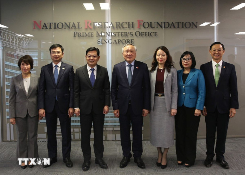 Phó Thủ tướng Thường trực Chính phủ Nguyễn Hòa Bình và ông Vương Thụy Kiệt cùng các đại biểu dự buổi hội kiến. (Ảnh: TTXVN phát)