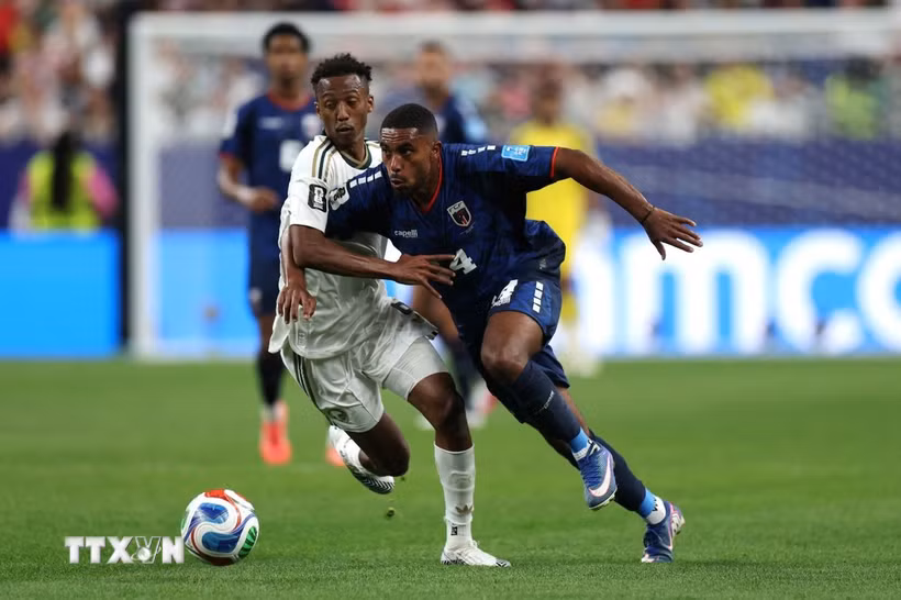 Cape Verde (áo xanh) vào vòng knock-out World Cup 2026 sau trận hòa Saudi Arabia. (Ảnh: AFP/TTXVN)
