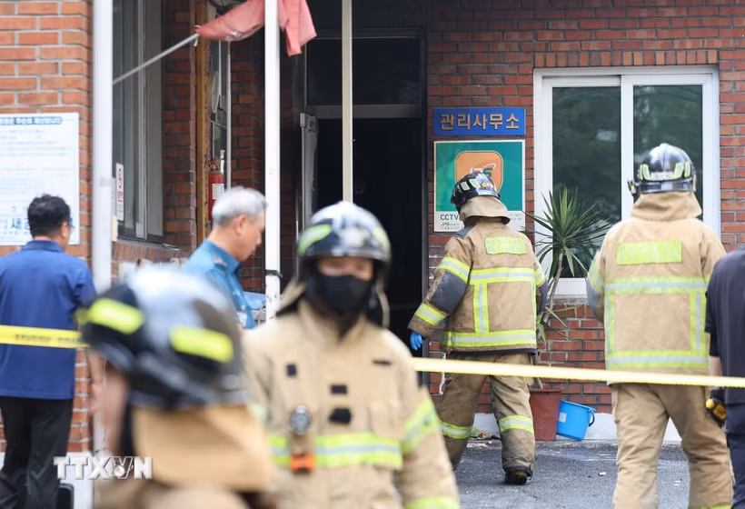 Hiện trường vụ cháy nổ tại khu chung cư ở thành phố Gyeongsan, Hàn Quốc, ngày 23/7/2026. (Ảnh: Yonhap/TTXVN phát)