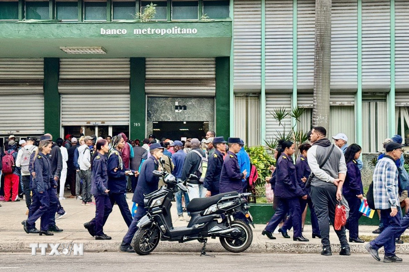 Người dân Cuba xếp hàng thực hiện các giao dịch ngân hàng tại một chi nhánh của Ngân hàng quốc dân Cuba ở thủ đô La Habana. (Ảnh: Việt Hùng/TTXVN)