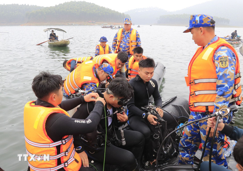 Đến hơn 7 giờ ngày 22/2, Lữ đoàn Đặc công Hải quân 126 đã tìm thấy nạn nhân đầu tiên. (Ảnh: Đinh Thùy/TTXVN)