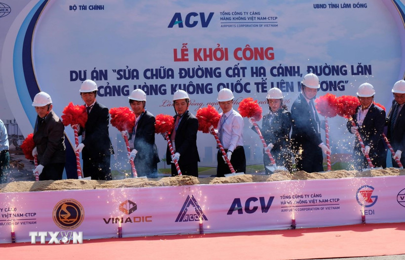 Các đại biểu thực hiện nghi lễ khởi công dự án "Sửa chữa đường cất hạ cánh, đường lăn - Cảng hàng không quốc tế Liên Khương" tại xã Đức Trọng (Lâm Đồng). (Ảnh: Nguyễn Dũng/TTXVN)