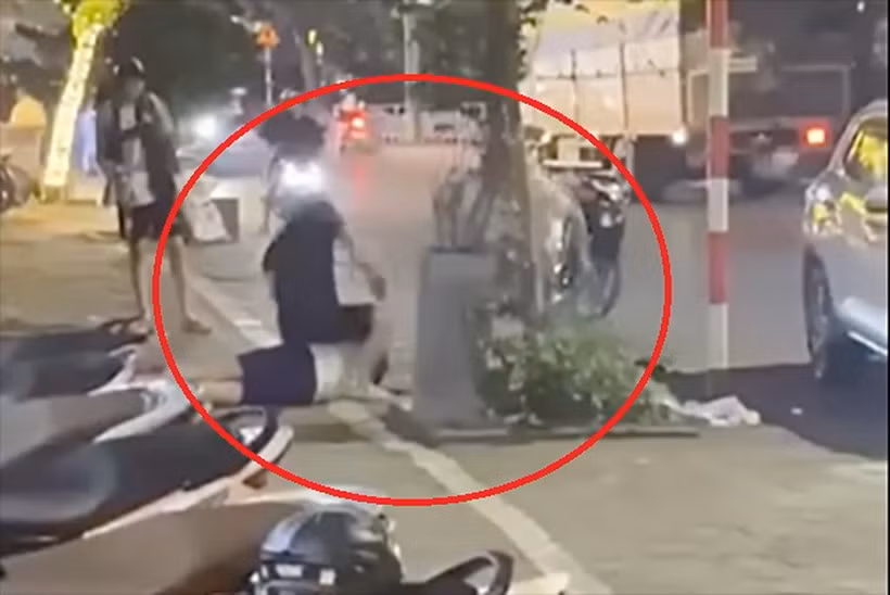 Hình ảnh từ clip ghi lại vụ việc.