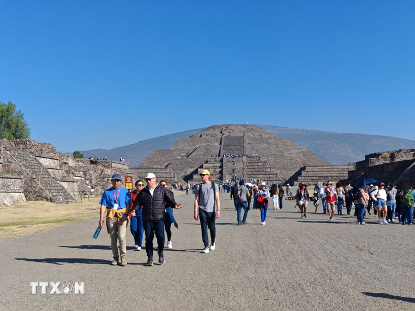 Du khách tham quan khu kim tự tháp Teotihuacan, một trong những di tích khảo cổ nổi tiếng của Mexico. (Ảnh: Phương Lan/TTXVN)