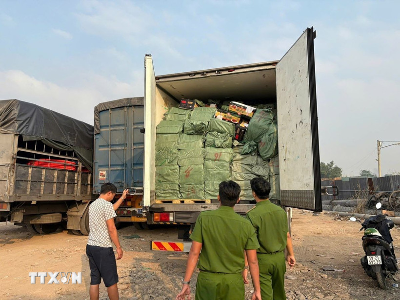 Lực lượng chức năng kiểm tra phát hiện 2 xe tải đông lạnh chứa hàng hóa không hóa đơn chứng từ chứng minh nguồn gốc xuất xứ. (Ảnh: TTXVN phát)