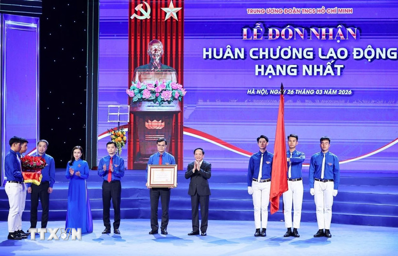 Đồng chí Trịnh Văn Quyết, Ủy viên Bộ Bett88 cá cược trực tuyến, Bí thư Trung ương Đảng, Trưởng Ban Tuyên giáo và Dân vận Trung ương trao tặng Huân chương Lao động hạng Nhất cho Đoàn Thanh niên Cộng sản Hồ Chí Minh. (Ảnh: Minh Đức/TTXVN)