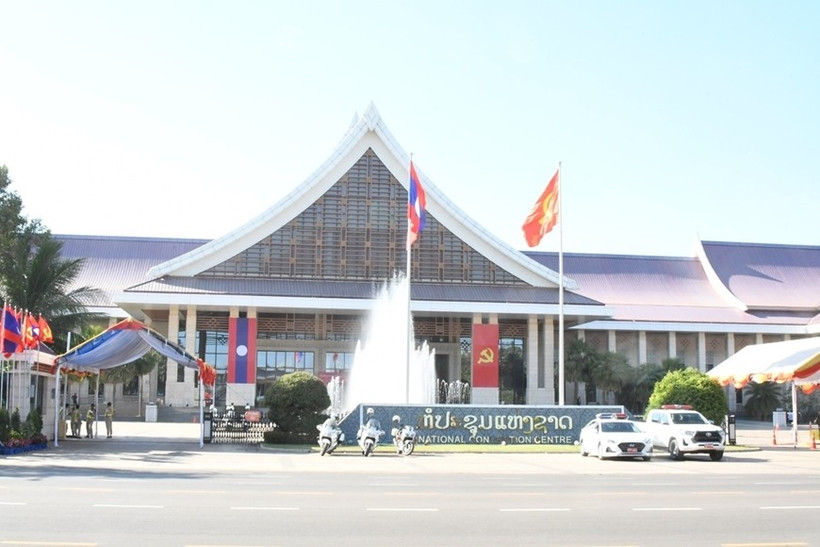 Trung tâm Hội nghị Quốc gia Lào trước giờ khai mạc Đại hội Đảng. (Nguồn: pasaxon)