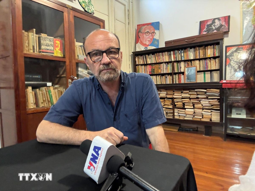 Ông Marcelo Rodriguez, Trưởng ban Đối ngoại Trung ương Đảng Cộng sản Argentina trả lời phỏng vấn phóng viên TTXVN tại Buenos Aires. (Ảnh: Diệu Hương/TTXVN)