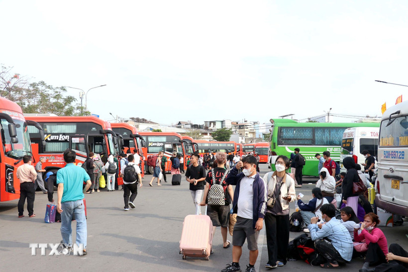 Ngày 26 tháng Chạp, Bến xe miền Tây dự kiến là ngày cao điểm nhất, khi có trên 69.000 lượt hành khách xuất bến. (Ảnh: Tiến Lực/TTXVN)
