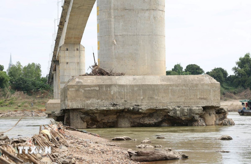 Vị trí hư hỏng của cầu sông Lô. (Ảnh: Tạ Toàn/TTXVN)
