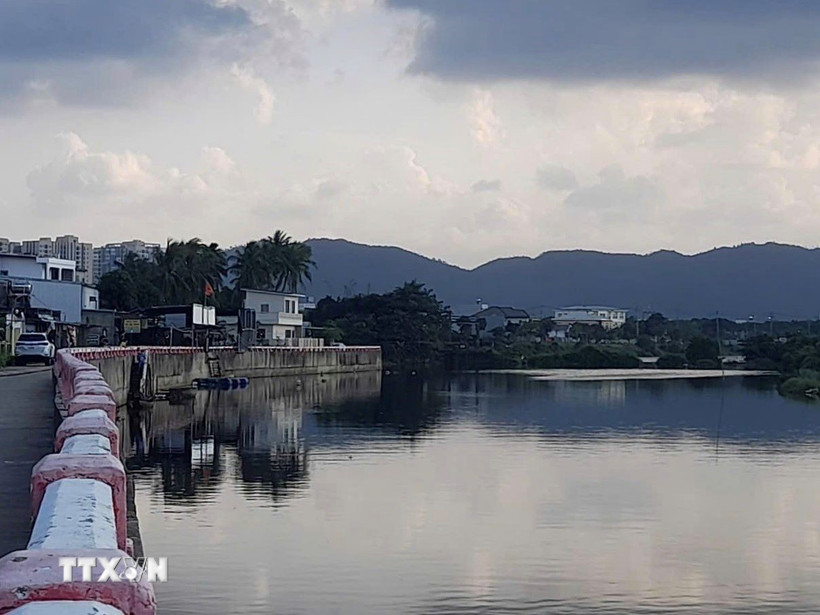 Hiện nay khu vực trên đã không còn hiện tượng nổi váng dầu. (Ảnh: TTXVN phát)