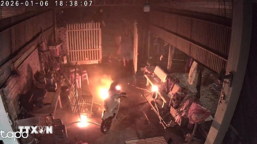 Hiện trường nơi xảy ra vụ tưới xăng đốt nghi do mâu thuẫn tình cảm, tối 6/1/2025 tại phường Long Hoa, tỉnh Tây Ninh. (Ảnh: TTXVN phát)