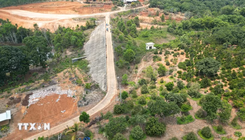 Toàn cảnh hồ chứa nước Đarana bị "đắp chiếu" dù đã hoàn thành từ năm 2022. (Ảnh: Đậu Tất Thành/TTXVN)