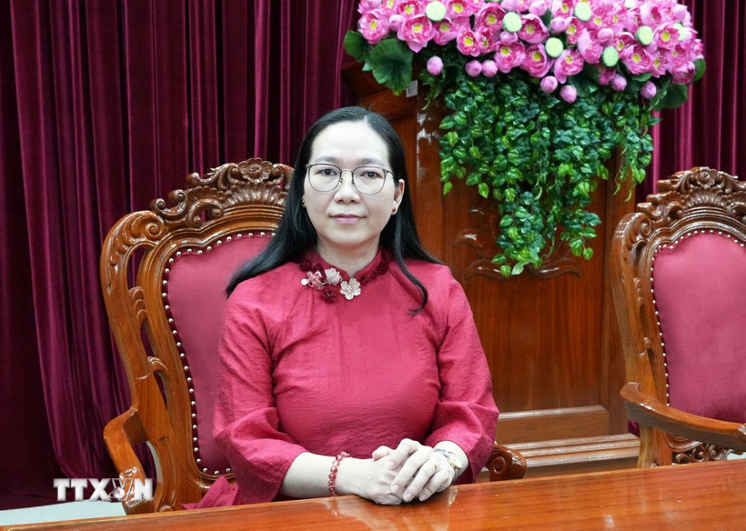 Ủy viên Ban Thường vụ Tỉnh ủy, Phó Chủ tịch Thường trực Ủy ban MTTQ Việt Nam tỉnh Vĩnh Long Nguyễn Thị Hồng Nhung trả lời phỏng vấn phóng viên TTXVN. (Ảnh: Phạm Minh Tuấn/TTXVN)