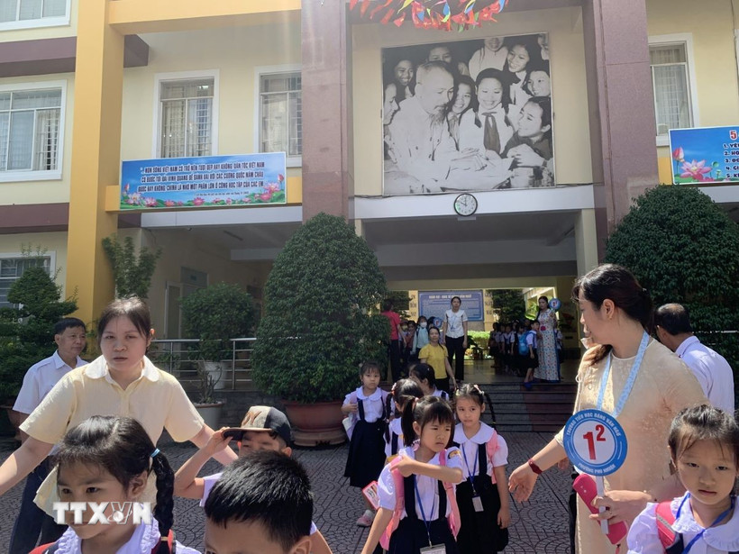 Học sinh Lớp 1 Trường tiểu học Đặng Văn Ngữ, phường Phú Nhuận, Thành phố Hồ Chí Minh, giờ tan học. (Ảnh: Hồng Đạt/TTXVN)