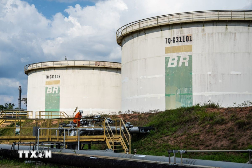 Bể chứa dầu tại nhà máy lọc dầu ở Amazonas, Brazil. (Ảnh: THX/TTXVN)