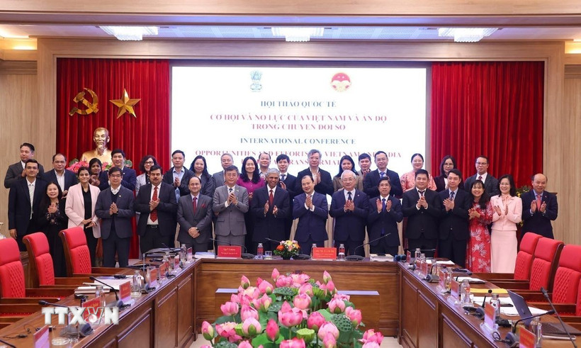 Phó Giáo sư-Tiến sỹ Lê Hải Bình, Ủy viên Trung ương Đảng, Phó Giám đốc Học viện Chính trị quốc gia Hồ Chí Minh và ông Periasamy Kumaran, Thứ trưởng Bộ Ngoại giao Cộng hòa Ấn Độ với các đại biểu. (Ảnh: Văn Điệp/TTXVN)