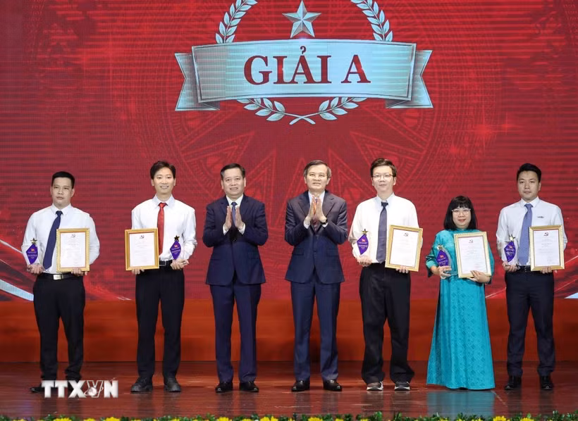 Các tác giả, nhóm tác giả nhận giải A. (Ảnh: Phương Hoa/TTXVN)