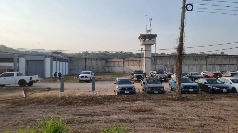 23 phạm nhân đã trốn khỏi trại giam sau khi hai phương tiện đâm sập cổng và xông vào cơ sở giam giữ. (Nguồn: yucatan)