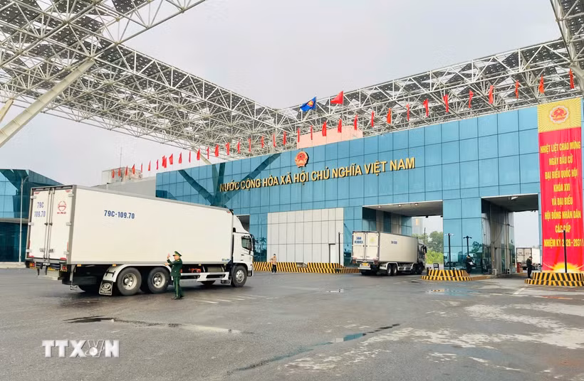 Các xe hàng nối đuôi nhau thông quan qua cầu Bắc Luân II, Cửa khẩu quốc tế Móng Cái. (Ảnh: Thanh Vân/TTXVN)