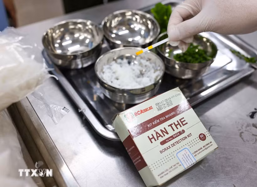 Test nhanh phát hiện hàn the trong mẫu bún, phở và thực hiện lấy mẫu thịt lợn gửi Lab xét nghiệm phát hiện các chủng tả lợn châu Phi. (Ảnh: Thanh Tùng/TTXVN)