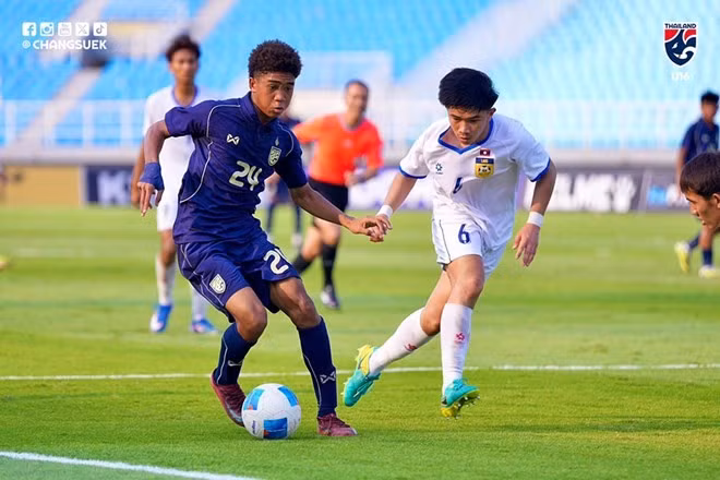U17 Lào (áo trắng) loại Thái Lan ở giải Đông Nam Á. (Nguồn: FAT)