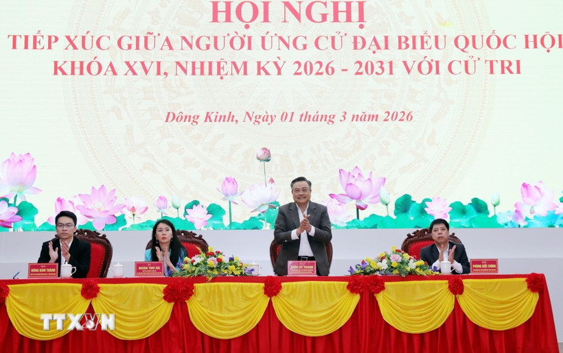 Chủ nhiệm Ủy ban Kiểm tra Trung ương Trần Sỹ Thanh cùng các ứng cử viên đại biểu Quốc hội khóa XVI, thuộc đơn vị bầu cử số 1 tỉnh Lạng Sơn tiếp xúc cử tri vận động bầu cử trực tiếp tại phường Đông Kinh. (Ảnh: Văn Đạt/TTXVN)