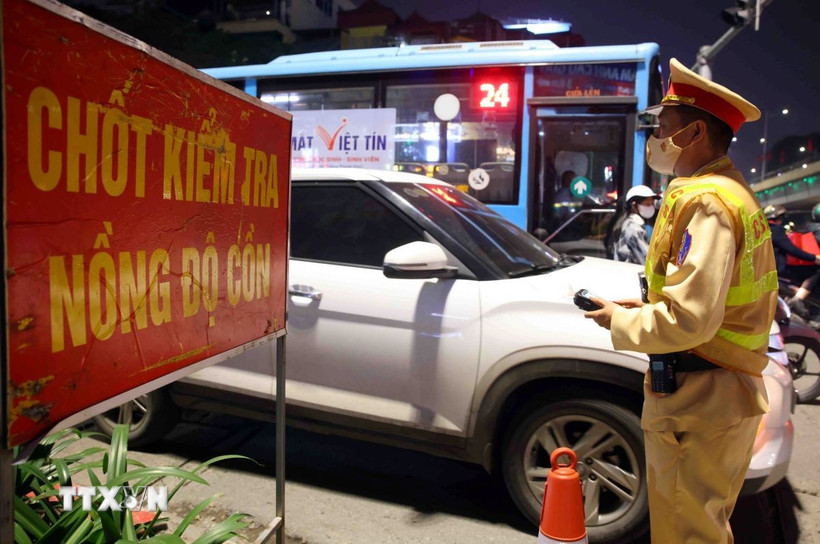 Lực lượng chức năng tập trung kiểm tra, kiểm soát trên các tuyến có nhiều nhà hàng, quán nhậu. (Ảnh: Phạm Kiên/TTXVN)