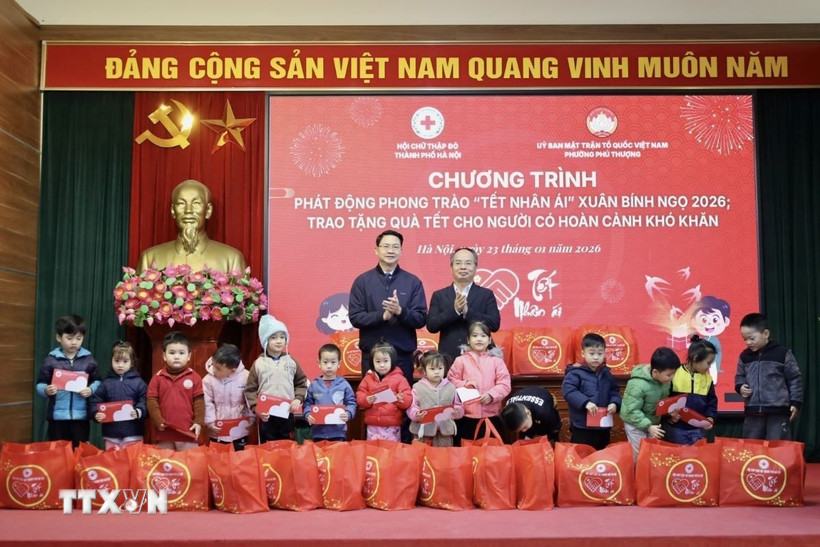 Trao tặng quà Tết cho người có hoàn cảnh khó khăn. (Ảnh: Minh Nghĩa/TTXVN)