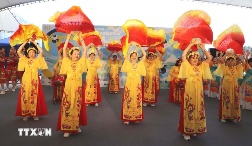 Tiết mục biểu diễn của Đoàn Việt Nam. (Ảnh: Xuân Vịnh/TTXVN)