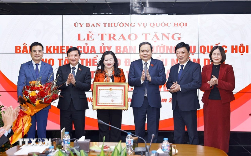 Chủ tịch Quốc hội Trần Thanh Mẫn tặng Bằng khen cho tập thể Báo Đại biểu Nhân dân đạt thành tích xuất sắc trong công tác chuyển đổi số. (Ảnh: Doãn Tấn/TTXVN)