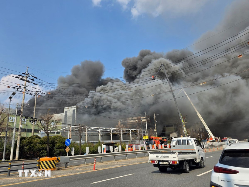 Hiện trường vụ hỏa hoạn tại nhà máy phụ tùng ôtô ở Daejeon, Hàn Quốc, ngày 20/3/2026. (Ảnh: Yonhap/TTXVN)