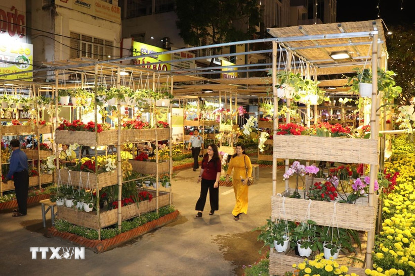 Không gian nghệ thuật được thiết kế xuyên suốt với hơn 30 mô hình đại cảnh, tiểu cảnh, sử dụng hơn 50.000 giỏ hoa tươi từ các làng hoa trong và ngoài thành phố. (Ảnh: Thu Hiền/TTXVN)