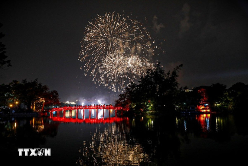 Pháo hoa rực rỡ tại Hồ Hoàn Kiếm. (Ảnh: Khánh Hòa/TTXVN)