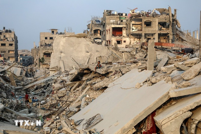 Cảnh đổ nát sau các cuộc không kích của Israel xuống Dải Gaza. (Ảnh: THX/TTXVN)