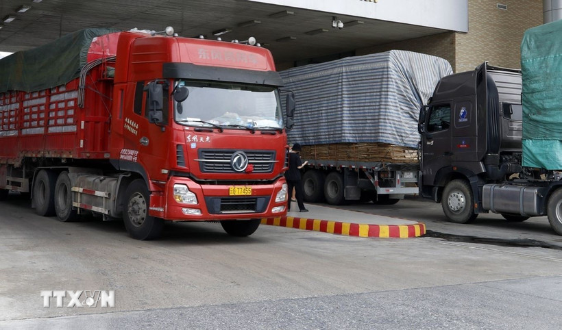 Các mặt hàng nhập khẩu chủ yếu phục vụ sản xuất và tiêu dùng như linh kiện ôtô, máy móc, thiết bị, vật liệu xây dựng và giày dép. (Ảnh minh họa: Quốc Khánh/TTXVN)
