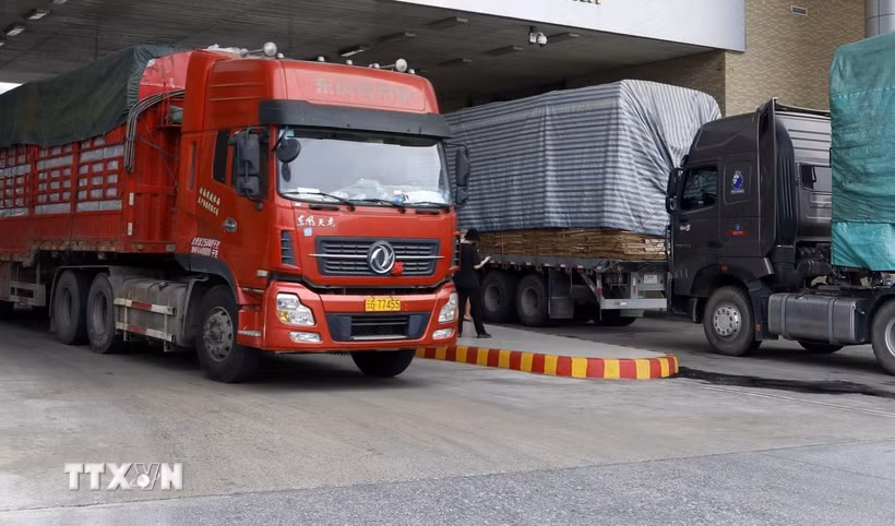 Các mặt hàng nhập khẩu chủ yếu phục vụ sản xuất và tiêu dùng như linh kiện ôtô, máy móc, thiết bị, vật liệu xây dựng và giày dép. (Ảnh minh họa: Quốc Khánh/TTXVN)