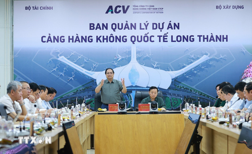 Thủ tướng Phạm Minh Chính làm việc với các đơn vị thi công dự án Cảng hàng không quốc tế Long Thành (Đồng Nai). (Ảnh: Dương Giang/TTXVN)