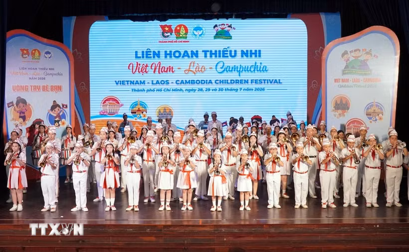 Tiết mục nhạc kèn do Đội Nghi lễ Nhà Thiếu nhi Thành phố Hồ Chí Minh biểu diễn tại lễ bế mạc liên hoan thiếu nhi 3 nước Việt Nam-Lào-Campuchia. (Ảnh: Trung Tuyến/TTXVN)