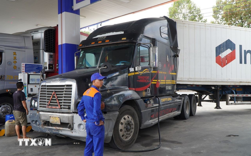 Cửa hàng xăng dầu Petrolimex số 111 (xã Mỹ Thọ, tỉnh Đồng Tháp) cung cấp nhiên liệu cho xe container. (Ảnh: Nhựt An/TTXVN)