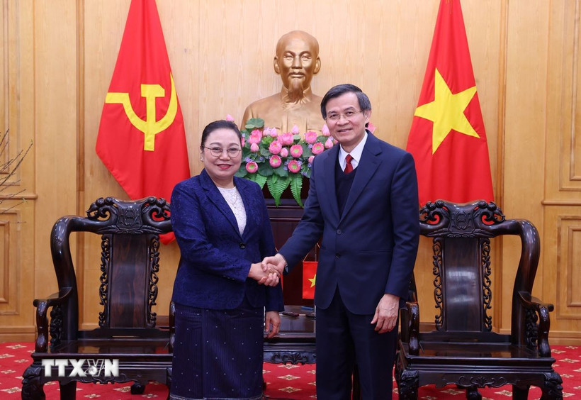 Đồng chí Đoàn Minh Huấn, Ủy viên Bộ Chính trị, Giám đốc Học viện Chính trị quốc gia Hồ Chí Minh tiếp đồng chí Khamphao Ernthavanh, Đại sứ Lào tại Việt Nam. (Ảnh: Văn Điệp/TTXVN)