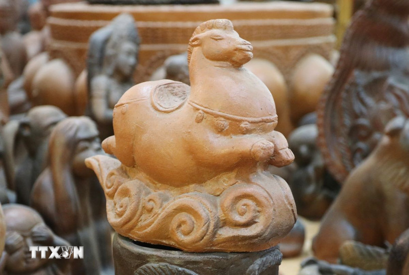 Linh vật ngựa gốm của Hợp tác xã gốm Chăm Bàu Trúc (xã Ninh Phước, Khánh Hòa) với tạo hình sinh động mang ý nghĩa biểu trưng cho sức mạnh và khát vọng về một năm mới may mắn. (Ảnh: Nguyễn Thành/TTXVN)