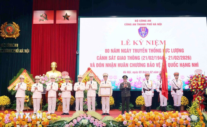 Trung tướng Nguyễn Thanh Tùng, Giám đốc Công an thành phố Hà Nội trao Huân chương Bảo vệ Tổ quốc hạng Nhì tặng Phòng Cảnh sát giao thông, Công an thành phố Hà Nội. (Ảnh: Phạm Kiên/TTXVN)