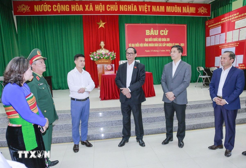 Phó Chủ tịch Quốc hội Trần Quang Phương và đoàn công tác kiểm tra các điều kiện phục vụ cử tri tại điểm bỏ phiếu số 10, thôn Tân Thành (xã Pù Luông). (Ảnh: Hoa Mai/TTXVN)