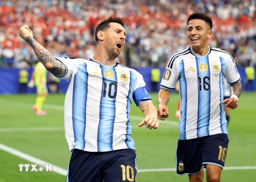 Messi đưa Argentina vào vòng đấu loại trực tiếp. (Ảnh: AFP/TTXVN)