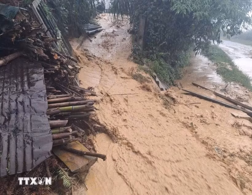 Mưa lớn kéo theo đất đá từ trên cao đổ xuống mặt đường gây ảnh hưởng đến việc đi lại của người dân tại tuyến đường Sâu Chua, thuộc tổ dân phố Sâu Chua, phường Sa Pa. (Ảnh: TTXVN phát)