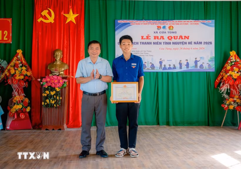 Trao tặng Giấy khen cho em Lê Đức Trung (17 tuổi), trú tại thôn Liêm Công Tây, xã Cửa Tùng vì có hành động dũng cảm cứu người bị đuối nước, hôm 28/6. (Ảnh: TTXVN phát)
