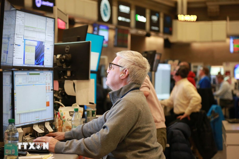 Hoạt động tại Sàn giao dịch chứng khoán New York, Mỹ. (Ảnh: THX/TTXVN)
