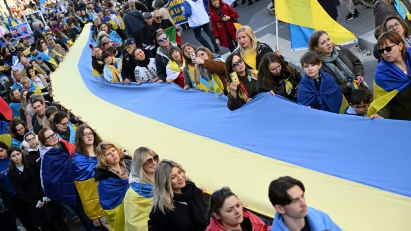 Khoảng 1.000 người đã xuống đường tại Paris (Pháp) để thể hiện sự ủng hộ Ukraine.